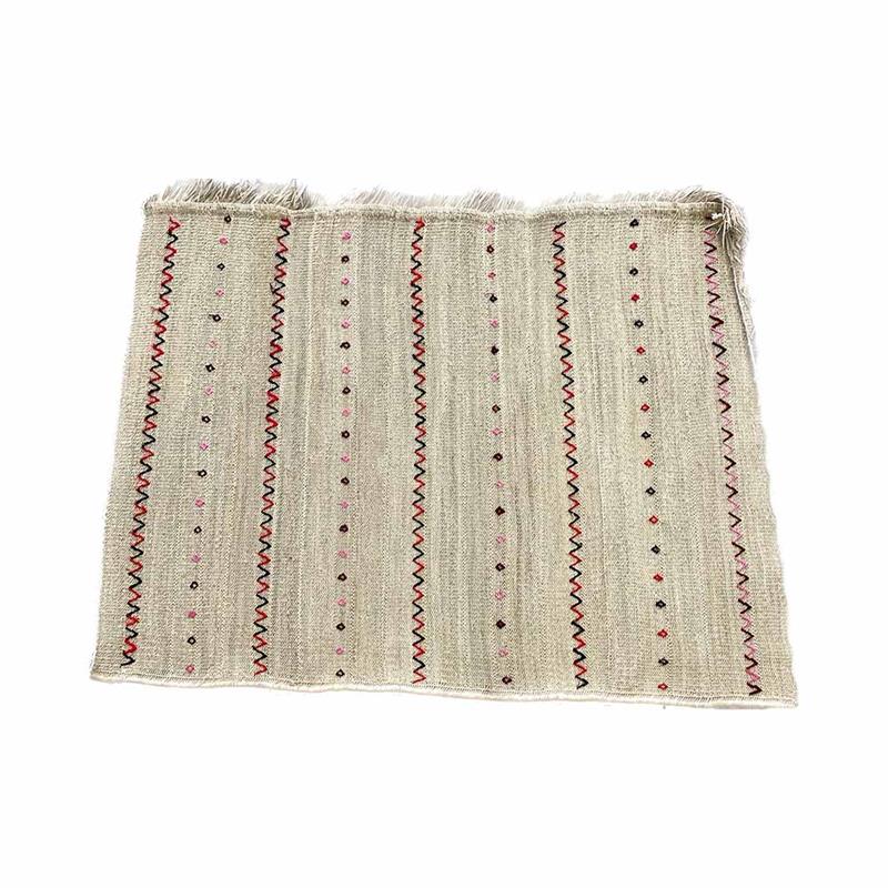Tappeto marocchino in fibra intrecciata e ricamo in stoffa tutto realizzato a mano - Dimensioni cm150*120